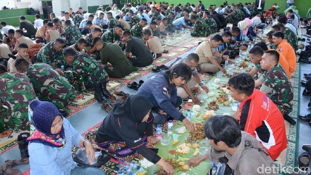 Hari Juang Kartika di Bone, TNI Makan Melantai Bareng Warga