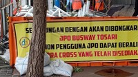 Masyarakat yang ingin menggunakan TransJakarta diarahkan melewati pelican crossing untuk menuju Halte TransJakarta.Foto: Samsudhuha Wildansyah/detikcom