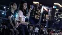Aksi dua bocah mengabadikan konser di HUT Transmedia.