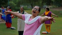 Variasi yoga unik lainnya adalah yoga tertawa. Fungsinya adalah merangsang pelepasan hormon penangkal stres. (Foto: REUTERS/Amit Dave) 