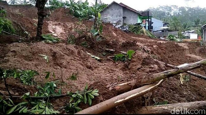 Warga Wonosobo Nyaris Tertimbun Longsor
