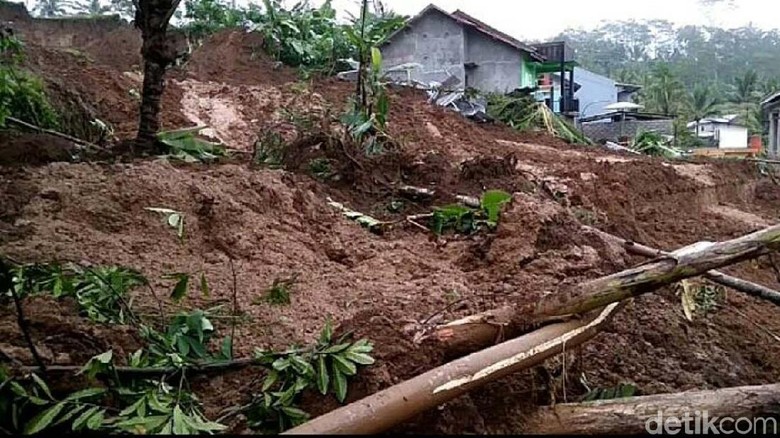 Hasil gambar untuk longsor di wonosobo