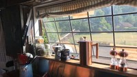 Pemandangan bisa dari dalam jendela rumah, juga bisa bersantai nikmati alam di teras rumah mobil. Inhabitat/Nicole Jewell.