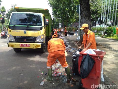 Massa Pawai Persija Tinggalkan Balkot, Pasukan Oranye Bersih-bersih