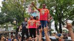 Foto: Aksi Anies Naik Bus Tingkat di Pawai Persija Juara