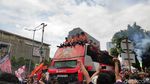 Foto: Aksi Anies Naik Bus Tingkat di Pawai Persija Juara