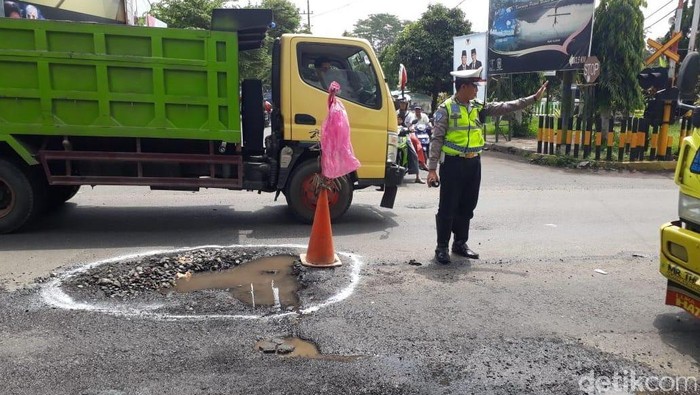 Pipa Bocor Bikin Aspal di Lumajang Terkelupas, Polisi Beri Tanda