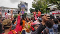Foto: Tiba di Sarinah, Anies berpindah ke mobil Dishub. (Alfons-detikcom)