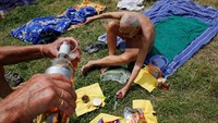 Acara yoga telanjang ini digelar dalam rangka Parisian Day of Naturism. (REUTERS/Pascal Rossignol) 