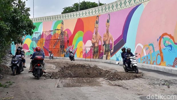 Ini Dia Mural Klasik Futuristik 'Pembungkus' Flyover Manahan Solo 