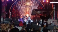 Ayu Ting Ting, Zaskia Gotik dan Siti Badriah tampil dalam satu panggung. Mereka menyanyikan Wonder Woman. Foto: Veynindia Esaloni Pardede/detikHOT