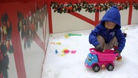 Mereka berkesempatan untuk bermain salju di area snow playland.