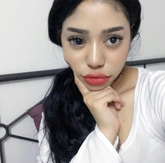 Sonia Leslie, beauty vlogger yang punya penampilan unik. Sonia memiliki tanda lahir di salah satu kornea matanya. Foto: Instagram/@sonialeslie