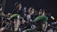 Tidak hanya orang dewasa, anak kecil juga ikut menonton.