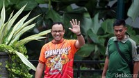 Anies, yang berada di atas panggung, menyambut para pemain Persija dengan melambaikan tangan. 