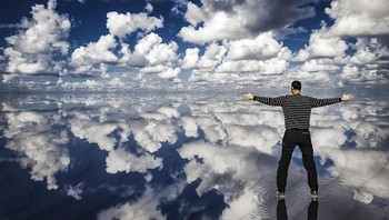 Berjalan di antara awan. Foto: Carlos M. Almagro via Bored Panda