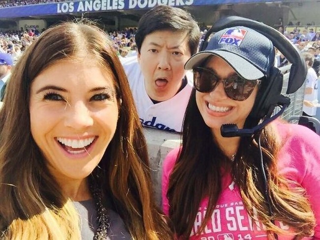 Bintang Crazy Rich Asians Ken Jeong tak mau ketinggalan foto selfie bersama dua wanita cantik ini di arena pertandingan football. Foto: Dok. Bored Panda