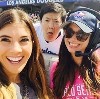 Bintang Crazy Rich Asians Ken Jeong tak mau ketinggalan foto selfie bersama dua wanita cantik ini di arena pertandingan football. Foto: Dok. Bored Panda