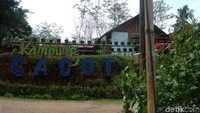Uniknya, semua hewan ternak dan tanaman dikelola oleh pemiliknya masing-masing. Jadi, pemilik hewan berkewajiban membersihkan kandang serta menjelaskan kepada wisatawan. (Uje Hartono/detikTravel)