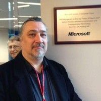 Seorang pria ingin berfoto di depan logo Microsoft. Tak disangka, sang pendiri Microsoft Bill Gates juga ikut nongol di belakangnya. What a precious moment! Foto: Dok. Bored Panda