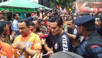 Gubernur DKI Jakarta Anies Baswedan melambaikan tangan menyambut rombongan pawai kemenangan Persija yang tiba di Balai Kota. Foto: Lisye Sri Rahayu/detikcom