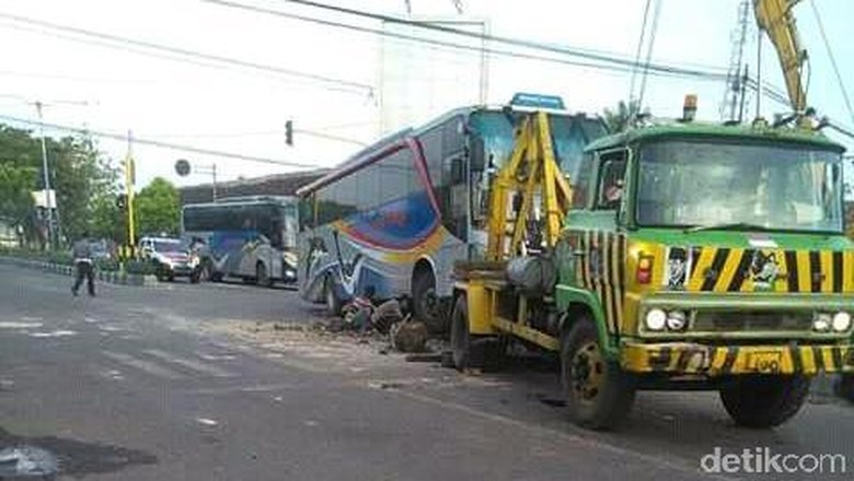 Terabas Traffic Light Bus  Sugeng  Rahayu  Hantam MPV