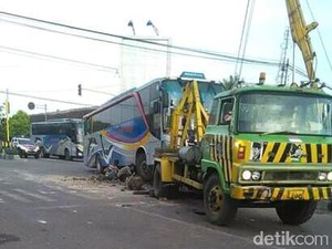Terabas Traffic Light, Bus Sugeng Rahayu Hantam MPV