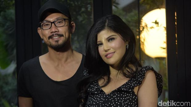 Kompak Berbaju Hitam, Denny Sumargo-Dita Soedarjo Jelaskan Alasan Batal Nikah