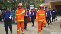 Satu tim pemadam pengawali prosesi dengan berbaris mulai dari titik penjemputan hingga pintu gerbang lokasi resepsi. Para penjinak api tersebut turut membawa nozzle atau alat untuk menyemprotkan air pada saat proses pemadaman kebakaran.