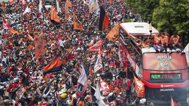 Pawai Persija Jakarta dari Senayan ke Balai Kota DKI Jakarta.