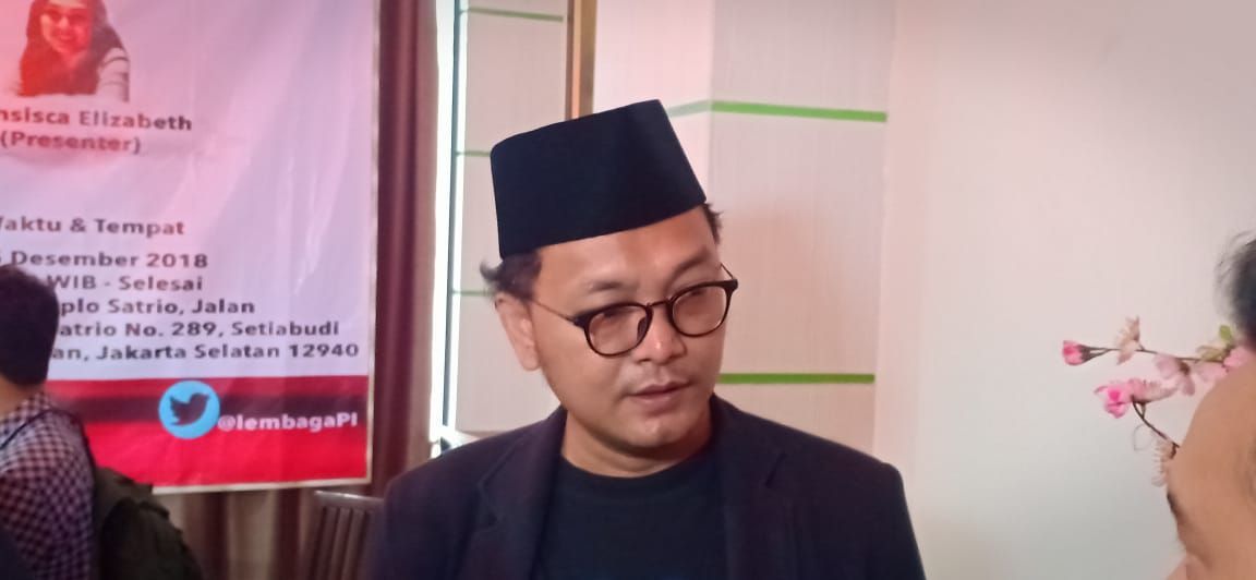 Setelah dipolisikan Koordinator Bela Islam (Korlabi) terkait dugaan menistakan agama soal status Facebook yang ditulisnya, Guntur Romli siap melaporkan balik. Dia melaporkan pihak yang mempolisikannya. Siapa mereka?