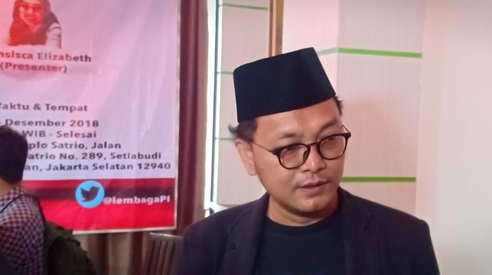 Setelah dipolisikan Koordinator Bela Islam (Korlabi) terkait dugaan menistakan agama soal status Facebook yang ditulisnya, Guntur Romli siap melaporkan balik. Dia melaporkan pihak yang mempolisikannya. Siapa mereka?