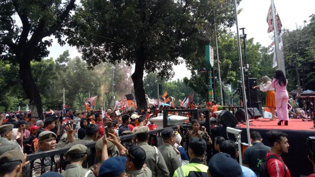 The Jakmania memadati Balai Kota DKI Jakarta. (Amalia Dwi Septi/detikSport)