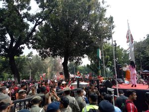 The Jakmania Padati Balai Kota