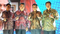 Direktur PT Bank Tabungan Negara (Persero) Tbk. Budi Satria  (kanan) dan Nixon LP Napitupulu (kedua dari kanan) didampingi Direktur Lelang Ditjen Kekayaan Negara (DJKN) Lukman Effendi (kedua dari Kiri) dan Kepala Kanwil DJKN DKI Jakarta Hadi Purnomo (kiri) meluncurkan KPR Lelang di Bogor, Jumat (14/12) malam. Pool/BTN.