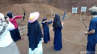 Selain alam, kamu juga diajarkan untuk memanah lho! Yuk liburan akhir tahun ke sini (Uje Hartono/detikTravel)
