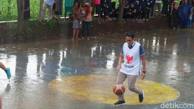 Sandi Main Basket di Bawah Guyuran Hujan Deras di Banjarnegara