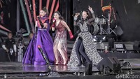 Penampilan tiga penyanyi dangdut terkenal Indonesia, Ayu Ting Ting, Zaskia Gotik dan Siti Badriah pun semakin memeriahkan panggung HUT Transmedia ke-17 di hari kedua. Ketiganya menyanyikan lagu Jaran Goyang yang membuat para penonton tak bisa menahan tubuhnya untuk bergoyang. Mereka tampil berbeda dari biasanya dan tentunya makin spesial dengan aransemen yang juga benar-benar istimewa.
