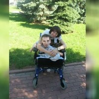 Seumur hidupnya pria asal Rusia ini harus menggunakan kursi roda dan diurus selama 24/7 oleh keluarga untuk makan, minum, hingga ke kamar mandi. Akibat kondisinya tersebut, Grigory mengisolasi diri dan hanya menghabiskan waktunya di depan komputer. Foto: Dok. NTD Inspired, Facebook/Grigory Prutov