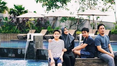 So Lucky! 6 Selebritas Indonesia yang Punya Anak Kembar