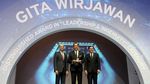 Gita Wirjawan Diganjar Penghargaan Atas Dedikasinya