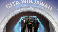 CEO Citi Indonesia Batara Sianturi (kanan) menyerahkan penghargaan Citi Distinguished Alumni Award 2018 kepada Gita Wirjawan, founder Ancora Group (tengah) disaksikan oleh ASEAN Head and Citi Country Officer Singapore Amol Gupte (kiri). Beliau terpilih di kategori Leadership & Ingenuity, karena dinilai berhasil menerapkan nilai-nilai kepemimpinan serta piawai dalam mengelola bisnisnya. Secara total, terdapat 19 alumnus Citi di seluruh dunia yang mendapatkan penghargaan Citi Distinguished Alumni Award tahun ini, dimana Indonesia merupakan salah satu diantaranya. Foto: dok. Citi Indonesia