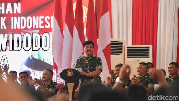 Panglima TNI Marsekal Hadi Tjahjanto / 