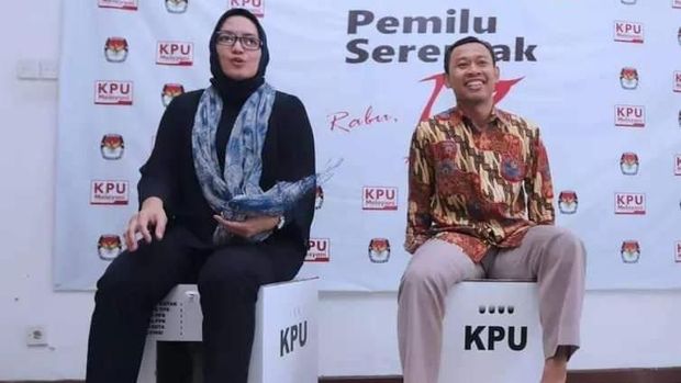  Komisioner KPU Pramono Ubaid (kanan) mengetes kekuatan kotak suara 'kardus'