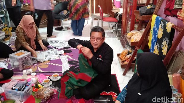  Sekjen PDIP Hasto Kristiyanto bersama Djarot saat mengunjungi UMKM di Kab Asahan.