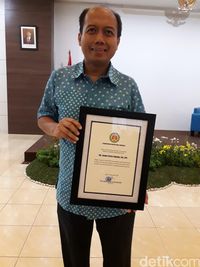 Sutopo saat menerima penghargaan dari PDPI.