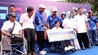 Selain itu BRI juga memberikan bantuan peralatan usaha senilai Rp 250 juta untuk 10 pengusaha UKM penyandang disabilitas. Foto: dok. BRI