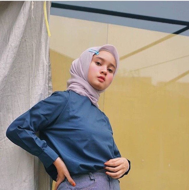 Wanita yang juga berprofesi sebagai stylist itu memakai jepit rambut yang berwarna-warni. Ia tak takut menabrakkan warna jepit dengan hijabnya. Foto: Instagram Isma Nadia