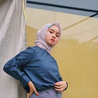 Wanita yang juga berprofesi sebagai stylist itu memakai jepit rambut yang berwarna-warni. Ia tak takut menabrakkan warna jepit dengan hijabnya. Foto: Instagram Isma Nadia