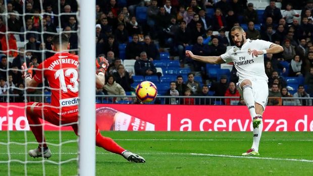 Karim Benzema mencetak gol ke gawang Rayo Vallecano pada menit ke-13. (